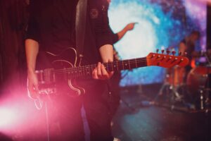 Banda Internacional de Rock Faz Multidão Vibrar no Festival de Música